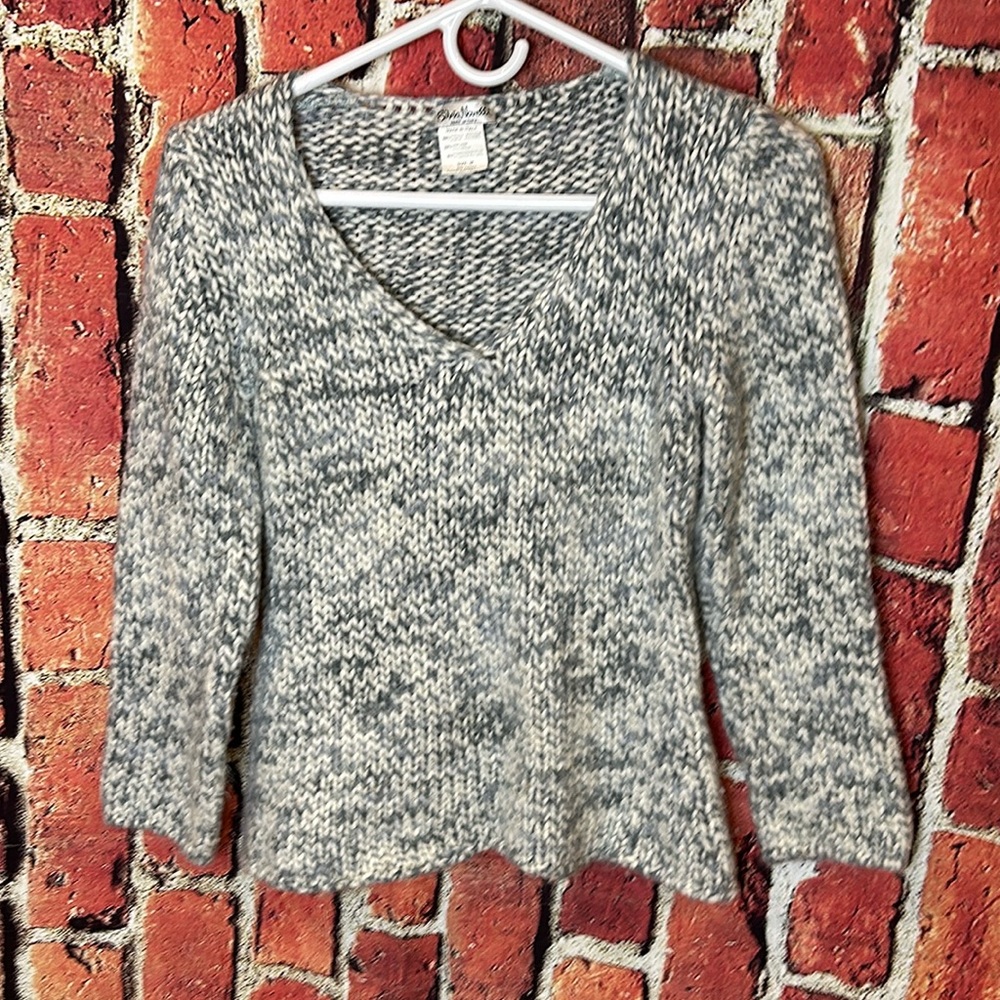 Designed by Silvia Novelli V neck women’s wool blended sweater Made in Italy s M